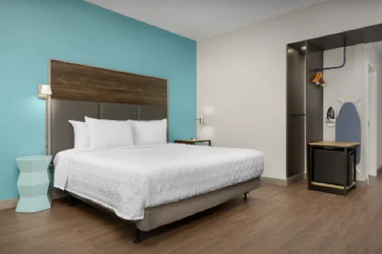 Tru by Hilton Jacksonville West I 295