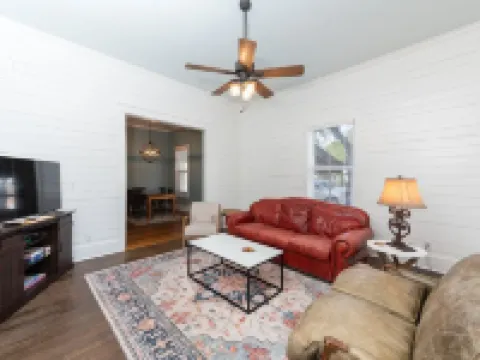 Charming 3-bedroom house with AC and WiFi in fabulous Luling Hotels in Luling