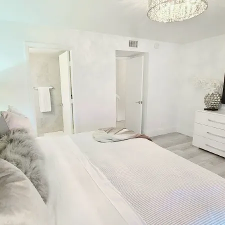 PoshPadz -Seaside Bliss-Lake Views-Tennis-BBQ-Walk to Jupiter Beach Luxury Condo