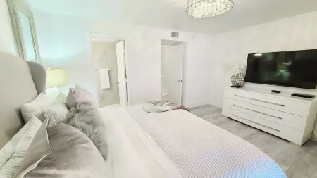 PoshPadz -Seaside Bliss-Lake Views-Tennis-BBQ-Walk to Jupiter Beach Luxury Condo Отели рядом с достопримечательностью «Xanadu»