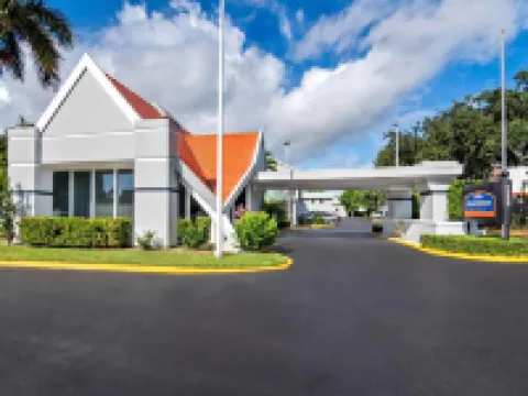 Howard Johnson by Wyndham Vero Beach / Downtown Hotels in Indian River County