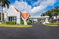 Howard Johnson by Wyndham Vero Beach / Downtown Hotels in Lakewood Park