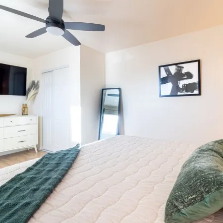 Romantic & Comfy Oasis: King Bed ~ Patio ~ Guesthouse Отели рядом с достопримечательностью «Замки-н- Судна»