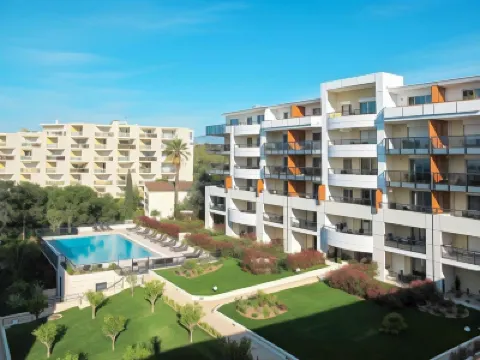 Nemea Appart Hotel Le Lido Cagnes sur Mer เนเมีย อพาร์ทโฮเทล เล ลิโด กาญจ์ ซูร์ เมอร์ โรงแรมใกล้สนาม Charles-Ehrmann Stadium