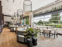 Sandman Hotel & Suites Calgary South Отели рядом с достопримечательностью «Железнодорожная станция Heritage C Train»