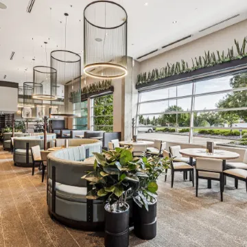 Sandman Hotel & Suites Calgary South Отели рядом с достопримечательностью «Железнодорожная станция Heritage C Train»