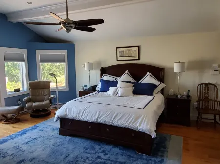 Direct Waterfront -Charming 3-BR house with AC, fitness room in Old Saybrook