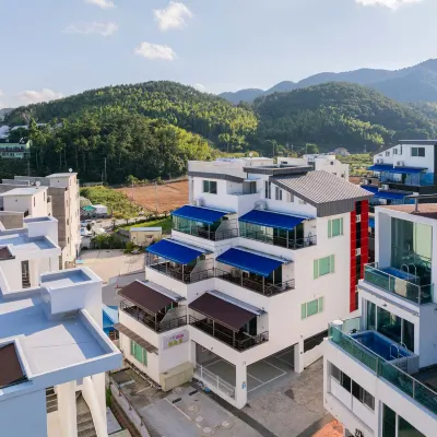 Geoje Do-War Kids Poolvilla Отели рядом с достопримечательностью «Тематический бамбуковый парк «Мэнджонджук»»