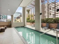 Contemporary 1-Bed with Pool Near Brisbane River