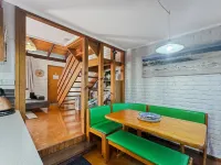 'Broulee Break' -2-Bed Beach House with Games Room
