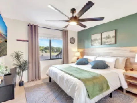 The Gator Escape -Poolside Condo Walk to Tiki Bar Hotels in Hendry County