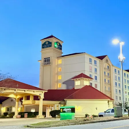 La Quinta Inn & Suites by Wyndham Greenville Haywood Отели рядом с достопримечательностью «Театр Warehouse»