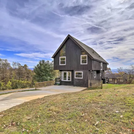 Deck & Mtn Views: 'Fain Chalet' in Kingsport