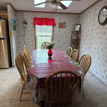King Size Bedroom/ Outdoor Fire Pit, Game Room. Cozy Getaway Cottage