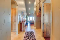 Top-Floor Lake-View Condo w/ Boat Dock Access - 3 stjerner