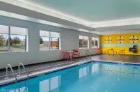Tru by Hilton Battle Creek - Pools
