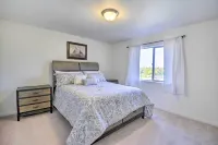 Pet-Friendly Poulsbo Abode w/ Mountain Views! - Haustierfreundliche
