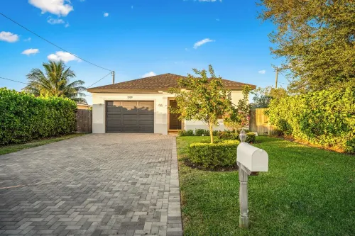 Newer Home - Heated Salt Pool - Fenced Yard - Parking - Full Kitchen - Laundry