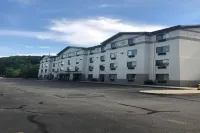 田納西曼徹斯特溫德姆速8飯店 - 停車場