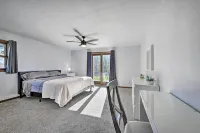 Charming Wausau Cottage on-Site Lake Access! - Parking