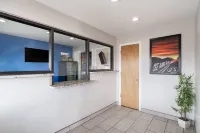 Travelodge by Wyndham Albuquerque West