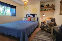 Quaint and Cozy Cottage 3 Mi to Palisade Wineries! - spa