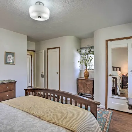 Hot Tub & Views: Spacious Getaway on Rogue River