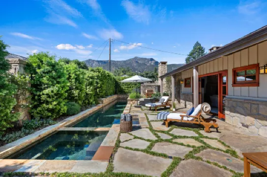 Luxurious Pool and Mountain Views - Stunning Retreat