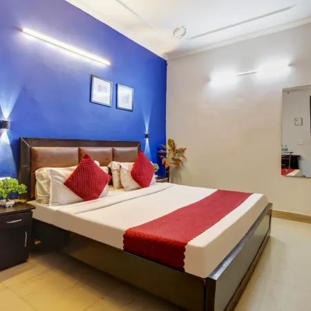 Roomshala 147 KD Plazav Отели рядом с достопримечательностью «Храм Чаттарпур»