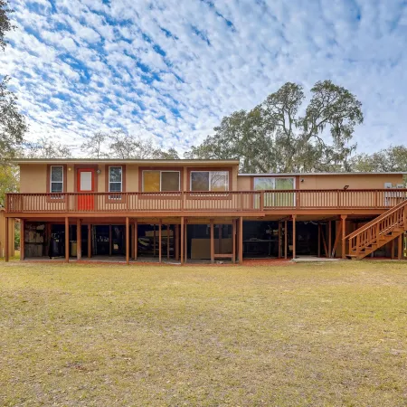 1 Mi to Fanning Springs! Home on Private Acreage
