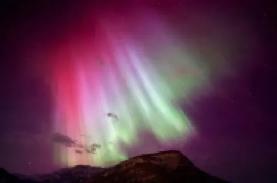 Spacious private king suite steps to DT Banff