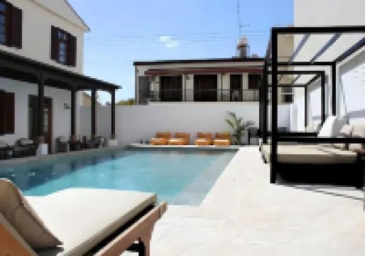 The Colonial Hotel a 