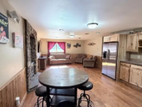 Escape into the countryside. Spacious log home.