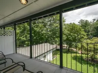 Lakeview 1BR Condo w Deck Walk to Village Hotéis em Flat Rock