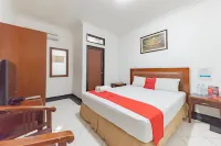 RedDoorz Plus at Buah Batu - Pensions