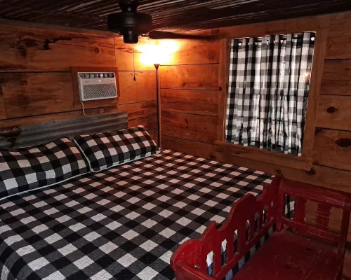 Cozy Cabin in the woods at Bluegill Lake Cabins Hotels in Van Zandt County