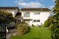 Brynawelon - Wonderful Sea and Harbour Views - 4-Star