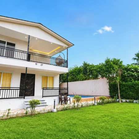 4 Bedroom Farmhouse With Private Pool In Noida