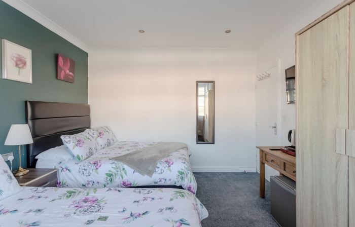 Apple House Wembley - Family Room with Shared Bathroom