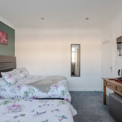 Apple House Wembley - Family Room with Shared Bathroom โรงแรมใกล้สถานีเอดจ์แวร์