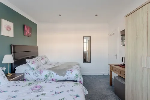 Apple House Wembley - Family Room with Shared Bathroom