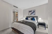 Top Floor! 2Bed/2Bath/1Car/Pool ~ VIEWS ~ CBD - Bintang 2