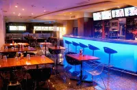 Water's Edge Hotel - bar