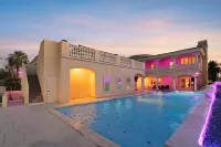 15,000 sqft Mansion 5 min from strip! 1.5 acre compound. - ヴィラ