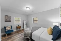 Cabin with Hot Tub, Firepit, Dog Park - balcony