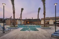 Landing Beautiful 1bd, Courtyard, Clubhouse - مسبح