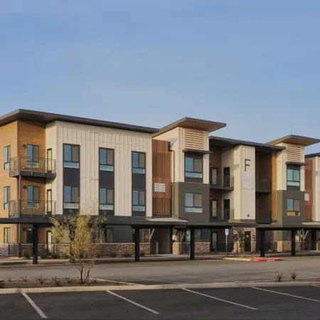 Landing Beautiful 1bd, Courtyard, Clubhouse