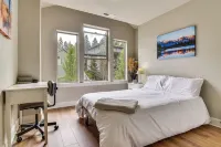 Walk to Park & Creekside Trails! Modern Sandy Home - 4-Star