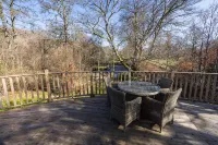 The Crannog Circular Riverside Retreat with Hot Tub - Alloggi