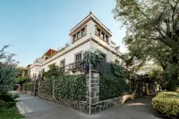 Pug Seal Polanco Anatole France - Pet friendly